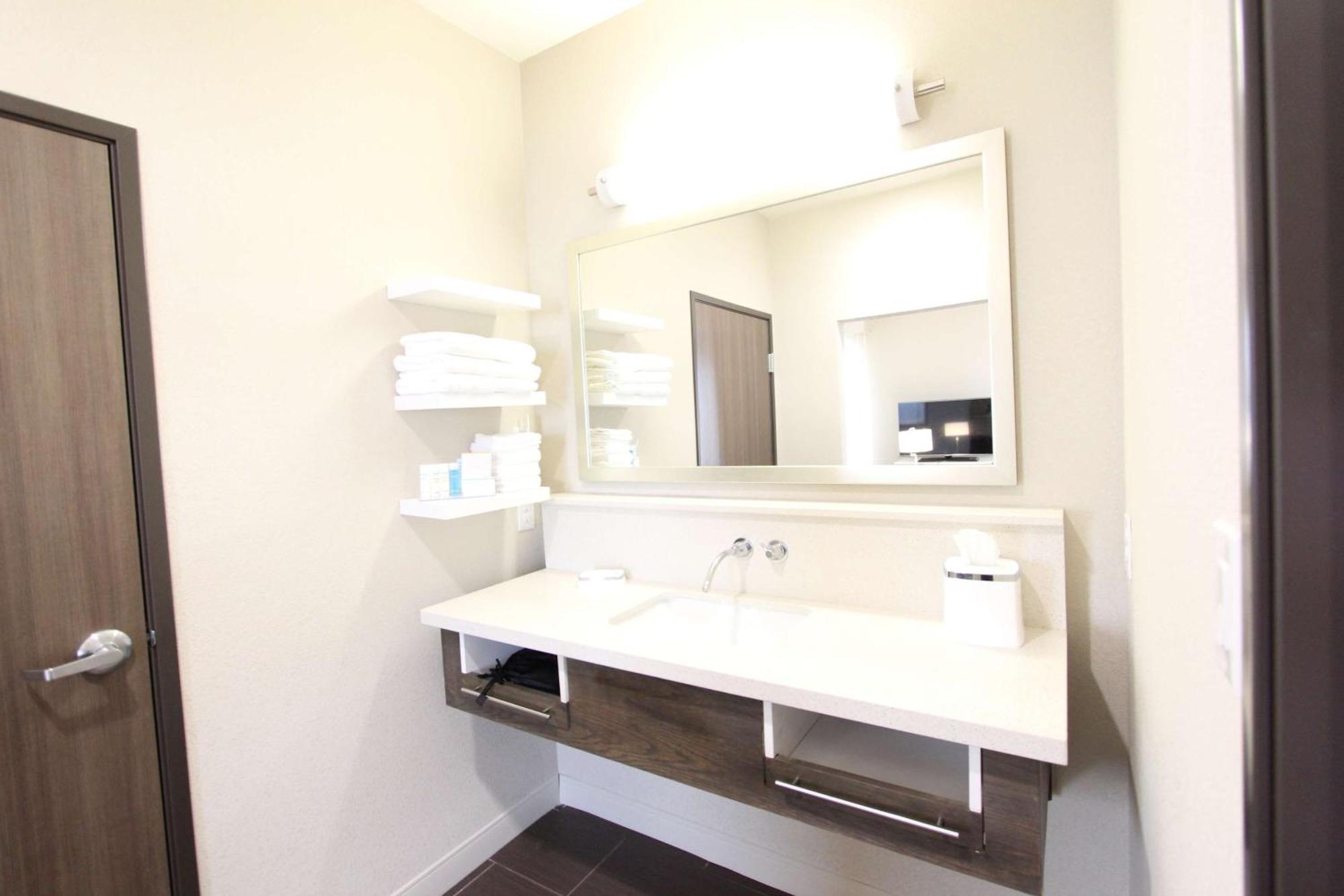 Hampton Inn & Suites Dallas Market Center מראה חיצוני תמונה